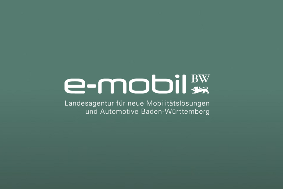 Logo der e-mobil BW in weiß auf grünem Grund