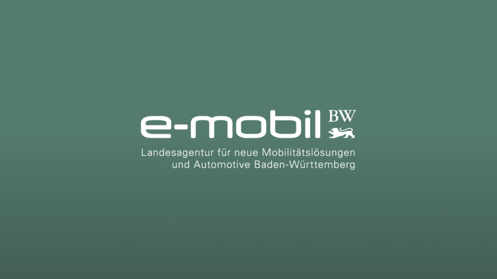 Logo der e-mobil BW in weiß auf grünem Grund