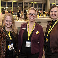 3 Frauen stehen vor der Halle des Landesempfangs