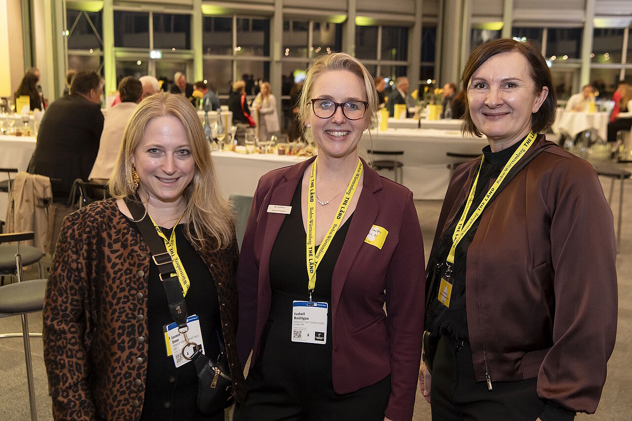 3 Frauen stehen vor der Halle des Landesempfangs