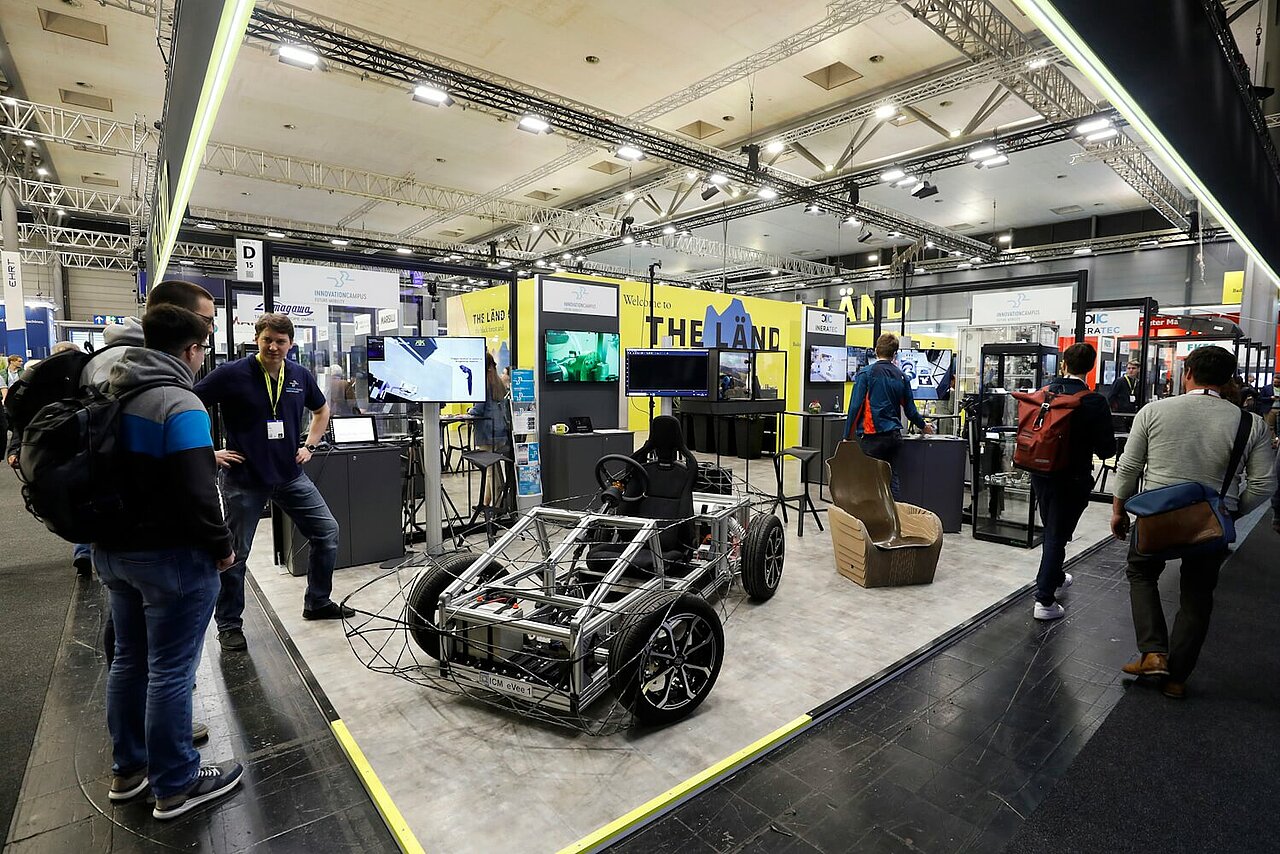 Ein Blick auf das Exponat des InnovationsCampus Mobilität der Zukunft, das innovative Technologien und Konzepte für zukünftige Mobilitätslösungen präsentiert.