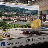 Ein Exponat, das die Projekte H2Rivers und H2Rhein-Neckar veranschaulicht. 