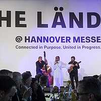 Drei Musiker stehen auf der Bühne
