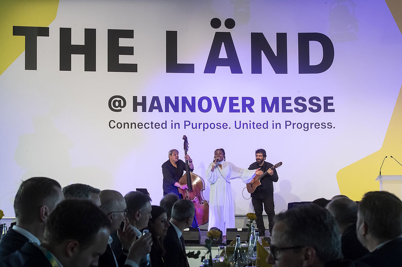 Drei Musiker stehen auf der Bühne