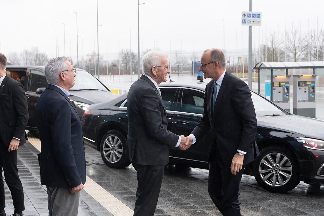 Ministerpräsident Winfried Kretschmann begrüßt den Bundeskanzler Friedrich Merz.