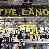 Der Baden-Württemberg Pavillon auf der Hannover Messe 2026 mit der gelben Aufschrift ,,THE LÄND''.
