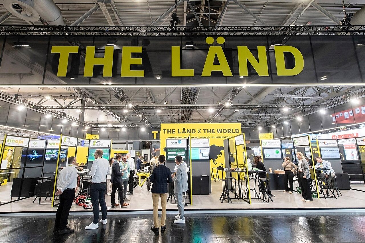Der Baden-Württemberg Pavillon auf der Hannover Messe 2026 mit der gelben Aufschrift ,,THE LÄND''.