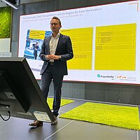 Prof. Dr. Benedikt Maier (Institut für Automobilwirtschaft ifA, Zukunftswerkstatt 4.0) stellt auf der Bühne die Studie "Servicemarkt 2040: Perspektiven und Strategien für freie Kfz-Werkstätten" vor.