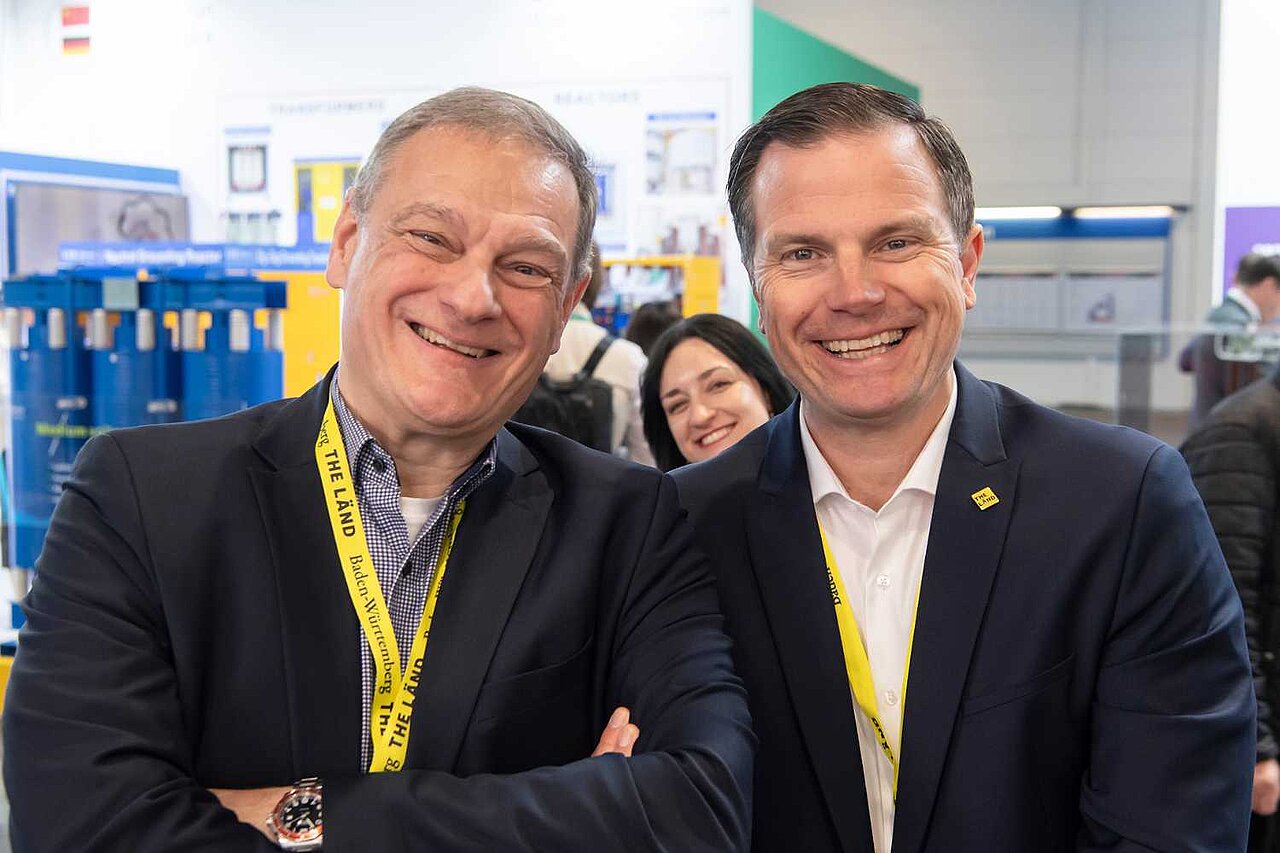 Franz Loogen (e-mobil BW) und Gunnar Mey (Baden-Württemberg International) grinsen in die Kamera.