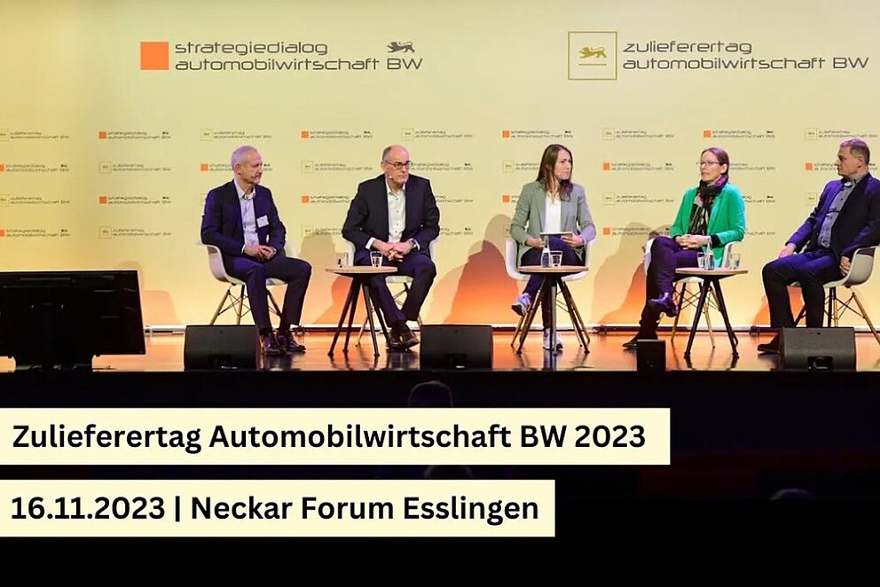 Blick auf die Podiumsdiskussion beim Zulieferertag Automobilwirtschaft BW 2023, fünf Personen sitzen und diskutieren.