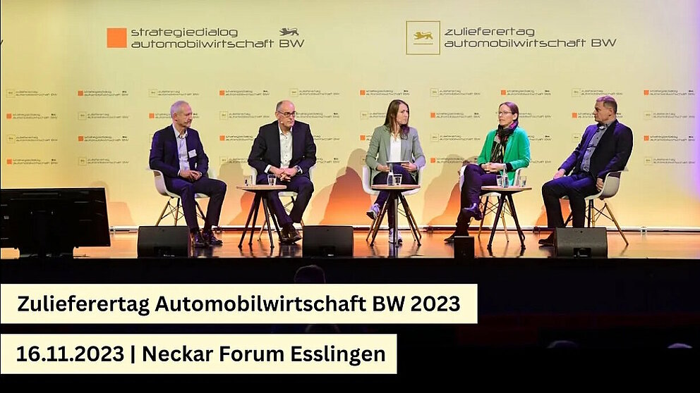Blick auf die Podiumsdiskussion beim Zulieferertag Automobilwirtschaft BW 2023, fünf Personen sitzen und diskutieren.