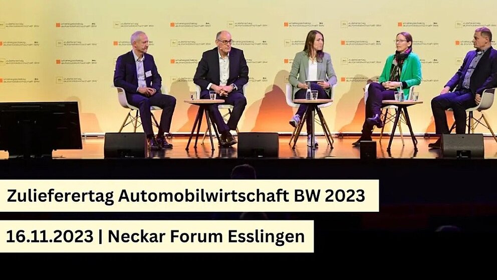 Blick auf die Podiumsdiskussion beim Zulieferertag Automobilwirtschaft BW 2023, fünf Personen sitzen und diskutieren.