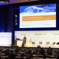 Blick aufs Podium beim Zulieferertag Automobilwirtschaft BW 2021. 