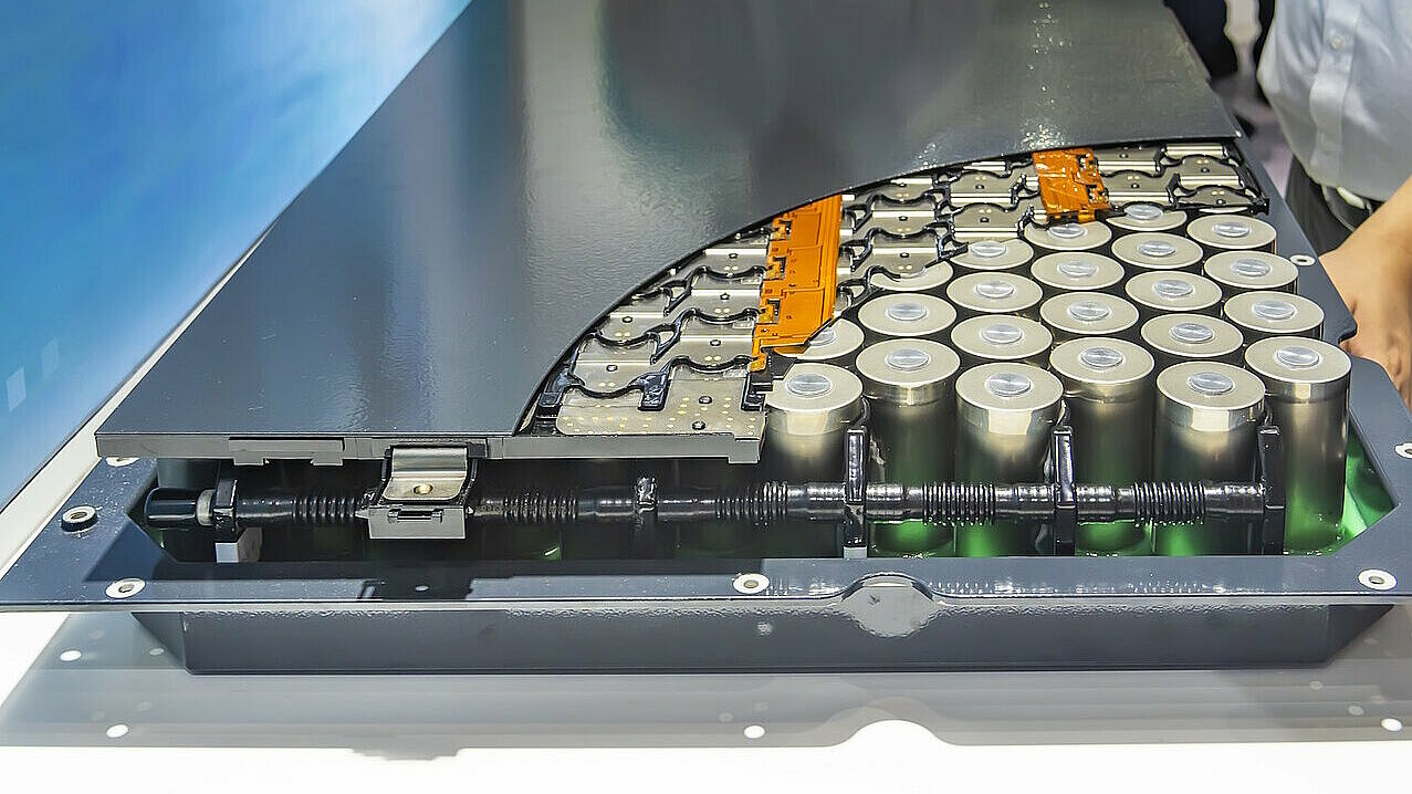 Eine Traktionsbatterie wird von Experten begutachtet. Sie ist aus dem Fahrzeug ausgebaut und wird für eine Second-Life-Anwendung vorbereitet.