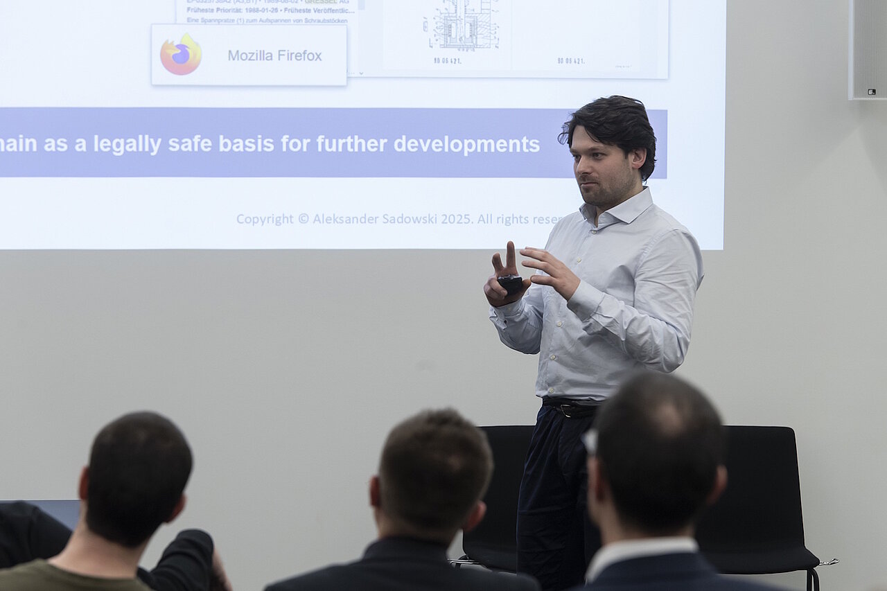 Speaker bei der OpenChain and Friends-Veranstaltung hält einen Vortrag.