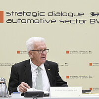 Ministerpräsident Winfried Kretschmann eröffnet die 6. Jahresveranstaltung des Strategiedialogs Automobilwirtschaft Baden-Württemberg (SDA BW). 