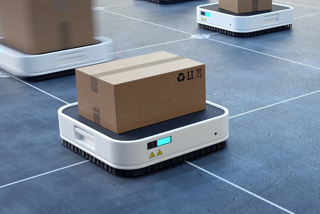 Ein Paket wird durch einen automatisierten Roboter transportiert. 