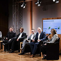 Sechs Teilnehmende der Podiumsdiskussion. 