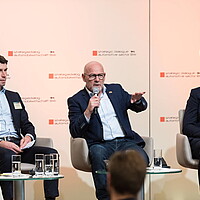 Baden-Württembergs Verkehrsminister Winfried Hermann auf der SDA Fachkonferenz 2022 in Brüssel.
