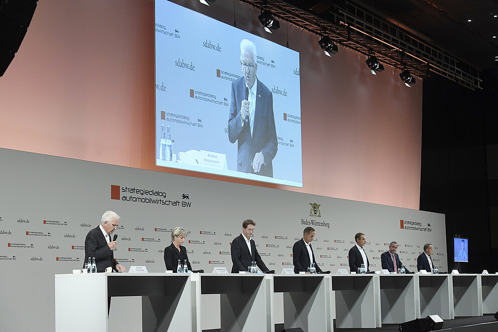 Die Teilnehmenden der Pressekonferenz stehen auf der Bühne.