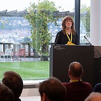 Stephanie Wagner, Referentin bei der e-mobil BW GmbH, begrüßt die Teilnehmenden der Veranstaltung.