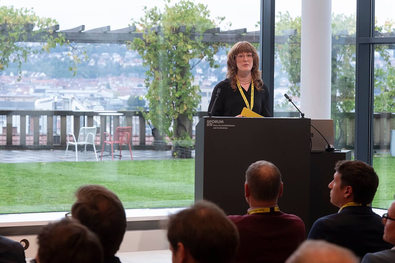 Stephanie Wagner, Referentin bei der e-mobil BW GmbH, begrüßt die Teilnehmenden der Veranstaltung.