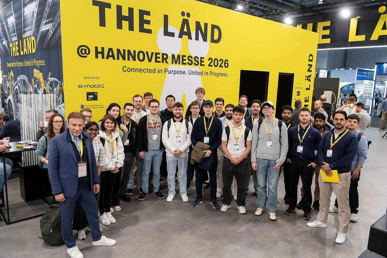 Eine Gruppenbild junger Menschen auf einer Messe.