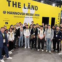 Eine Gruppenbild junger Menschen auf einer Messe.