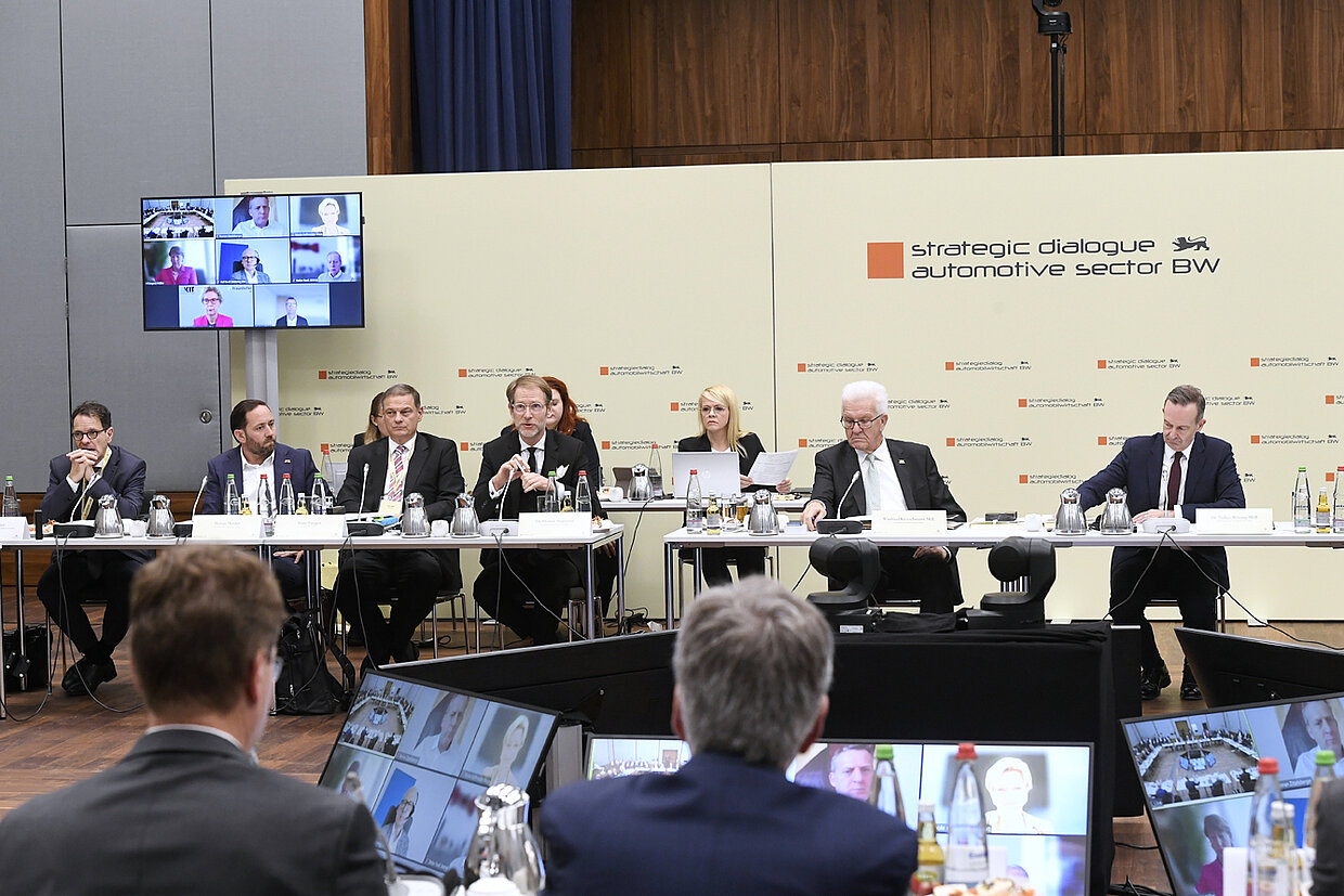  Dr. Volker Wissing und Ministerpräsident Winfried Kretschmann auf der 6. Jahresveranstaltung des Strategiedialogs Automobilwirtschaft Baden-Württemberg (SDA BW).  