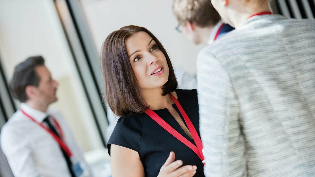 Frauen, die miteinander im Gespräch sind. 