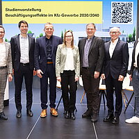 Gruppenfoto der Referenten Prof. Dr. Benedikt Maier (Institut für Automobilwirtschaft IfA), Dr. Florian Herrmann (Fraunhofer-Institut für Arbeitswirtschaft und Organisation IAO), Roman Zitzelsberger (IG Metall Baden-Württemberg), Katja Gicklhorn (e-mobil BW), Franz Loogen (e-mobil BW), Michael Ziegler (Verband des Kraftfahrzeuggewerbes Baden-Württemberg e.V.), Tim Siegel (e-mobil BW)