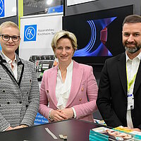 Wirtschaftsministerin Hoffmeister-Kraut auf dem Stand der Firma Kleiner Stanztechnik.