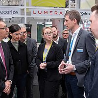 Cem Özdemir (links) unterhält sich mit Ausstellern auf der Hannover Messe 2026.
