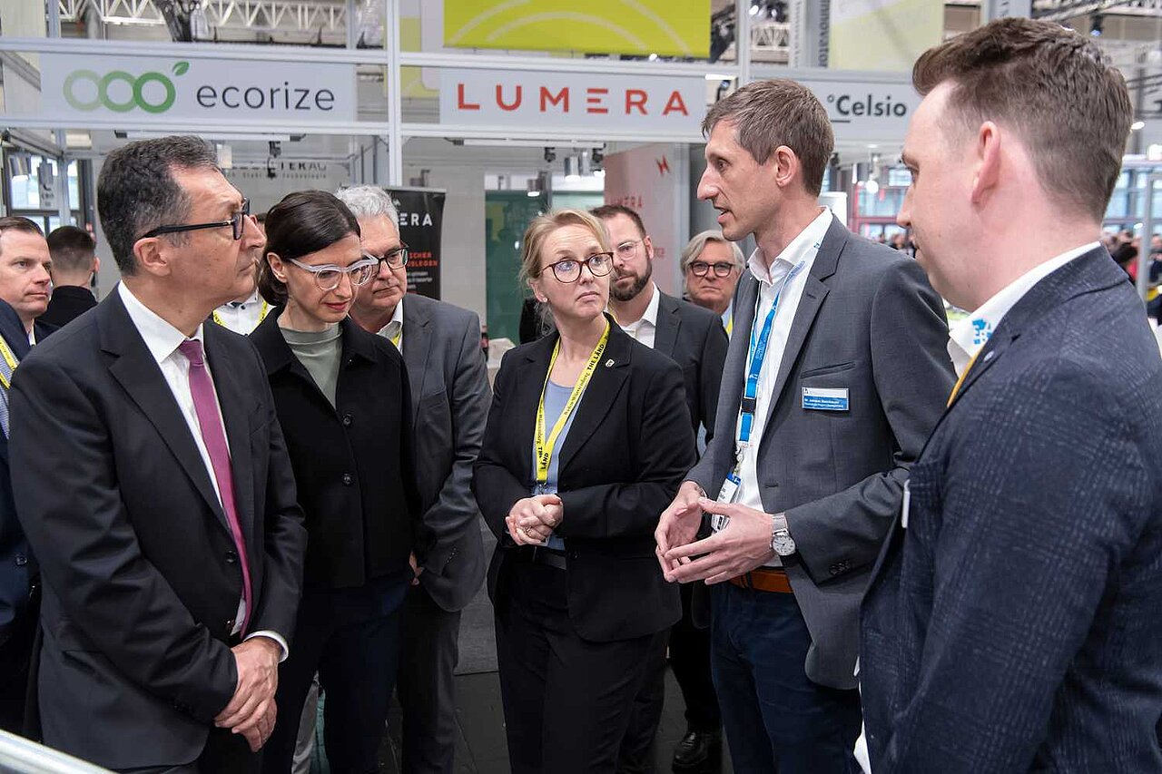 Cem Özdemir (links) unterhält sich mit Ausstellern auf der Hannover Messe 2026.