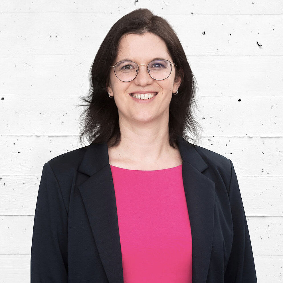 Portraitfoto von Anja Krätschmer, Mitarbeiterin der Landesagentur e-mobil BW.