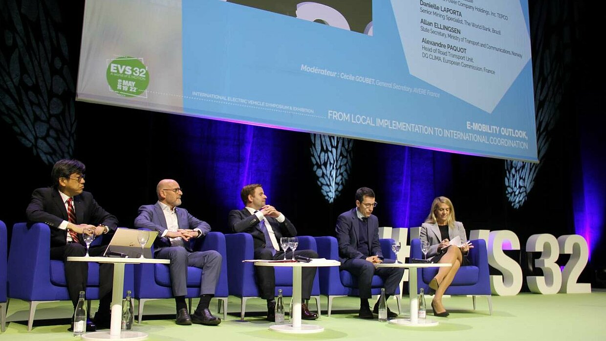 Verkehrsminister Winfried Hermann auf der EVS32 in Lyon. 