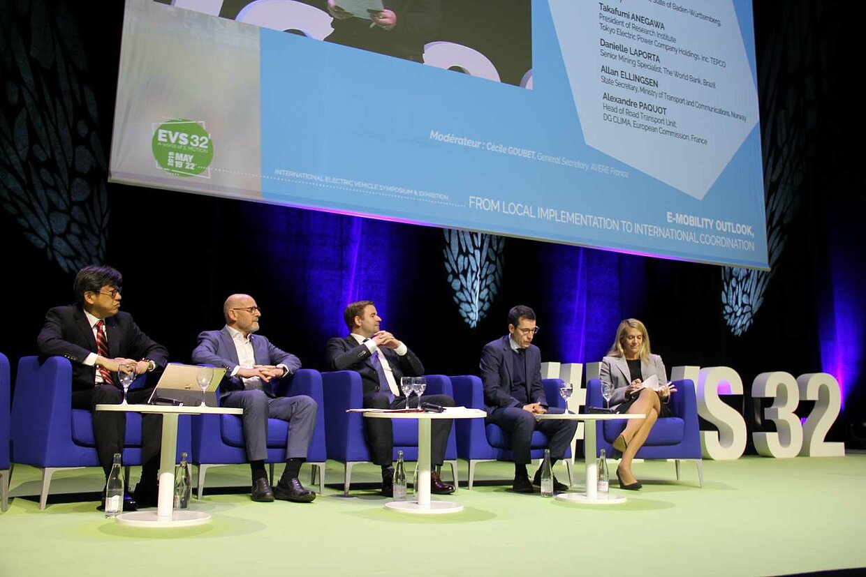 Verkehrsminister Winfried Hermann auf der EVS32 in Lyon. 