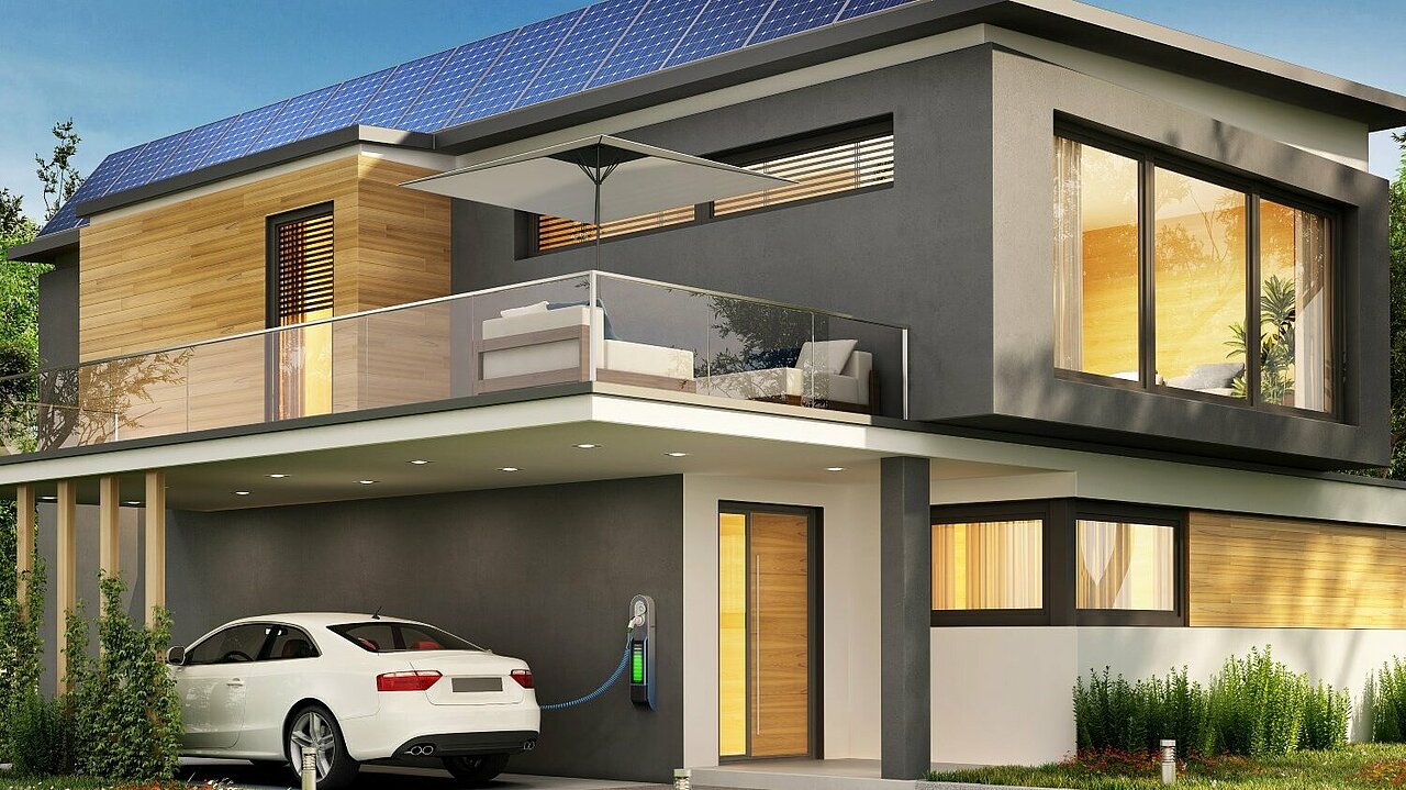 Haus mit Solarpanels und E-Auto mit Wallbox