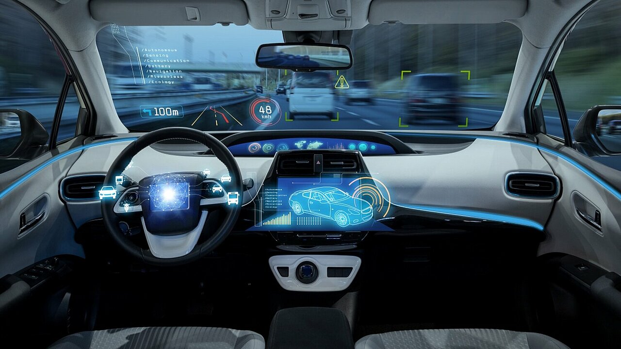 Blick aufs Cockpit im inneren eines selbstfahrenden Autos