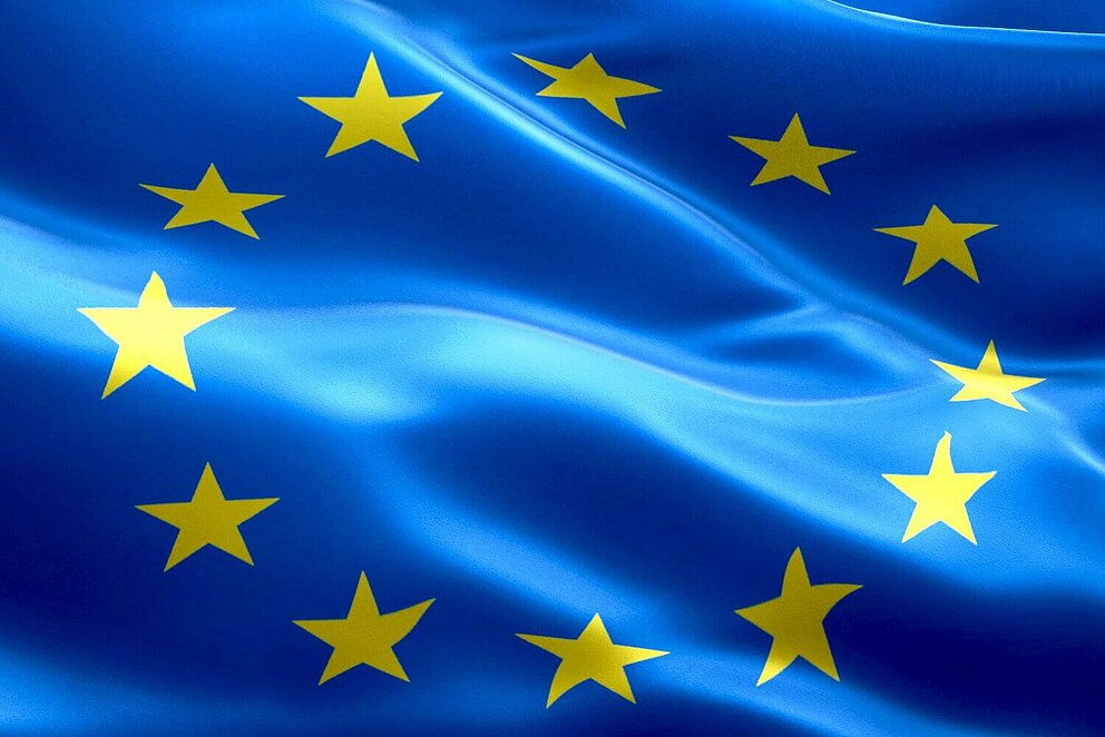 Wehende EU-Flagge in Nahaufnahme