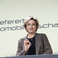 Nahaufnahme vond er baden-württembergischen Ministerin für Wirtschaft Dr. Nicole Hoffmeister-Kraut wie sie auf dem Zulieferertag Automobilwirtschaft BW 2021 spricht.