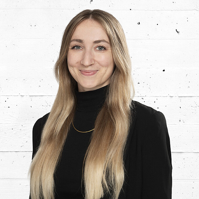 Marleen_Keller Portrait einer lächelnden Frau mit blondem Haar und schwarzem Blazer