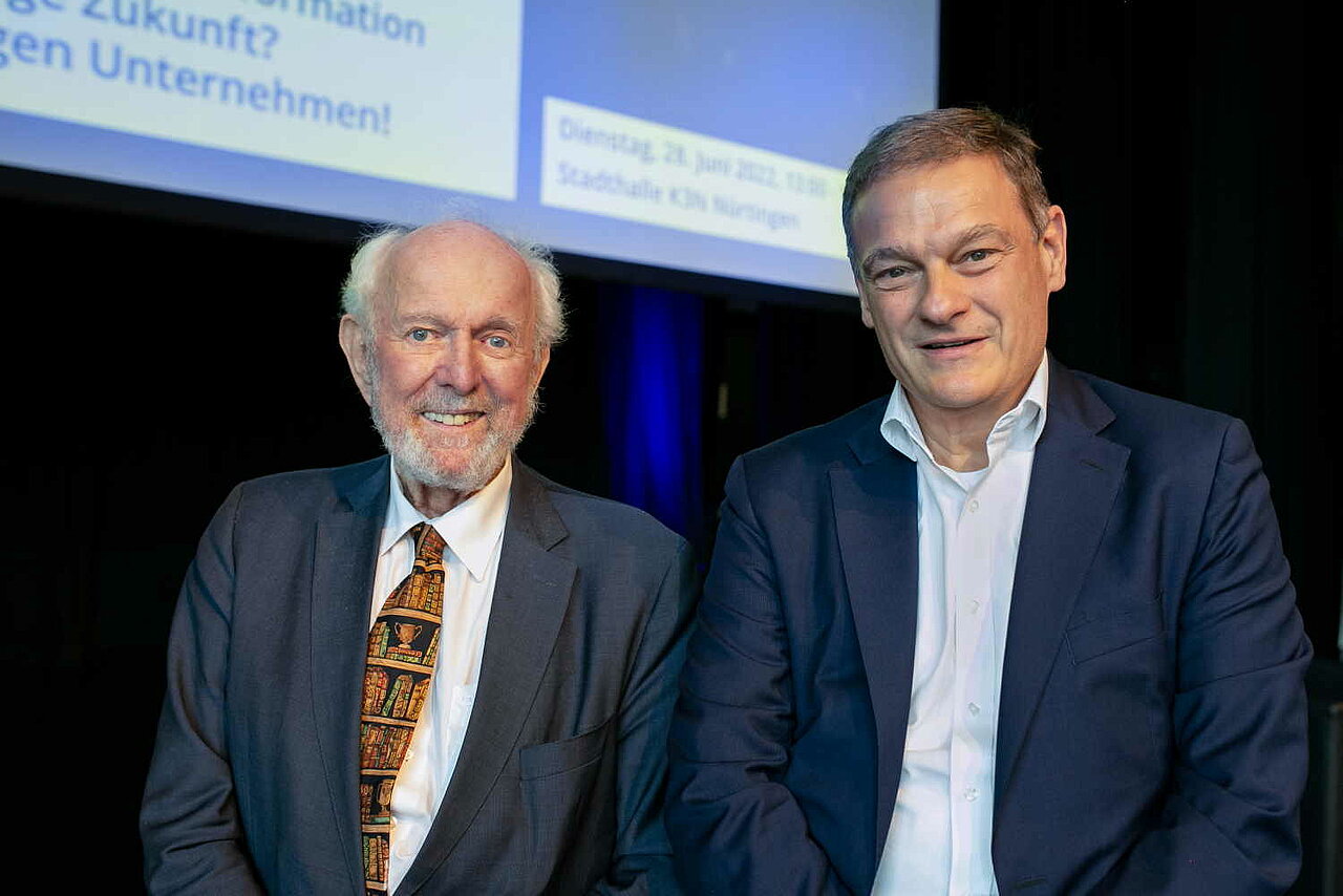 Prof. Dr. Ernst Ulrich von Weizsäcker und Franz Loogen auf einem Podium.
