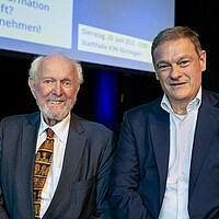 Prof. Dr. Ernst Ulrich von Weizsäcker und Franz Loogen auf einem Podium.