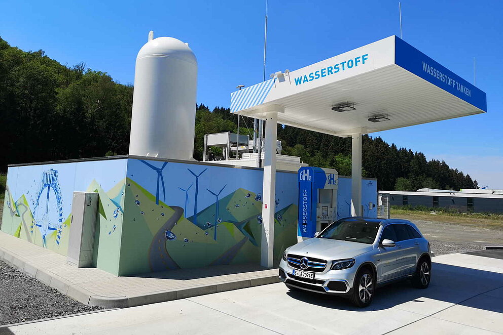 Ein Mercedes-Benz GLC F-Cell tankt Wasserstoff an einer Wasserstoff-Tankstelle.