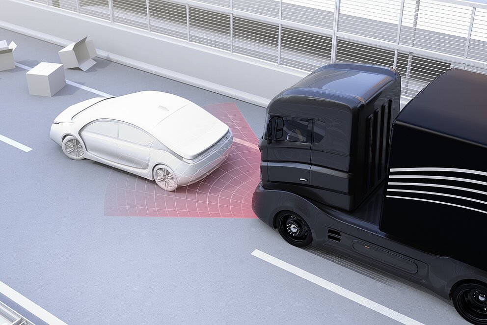 LKW auf Autobahn mit Abstandswarnsystem hinter einem PKW