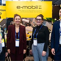Vier Personen stehen auf dem Messestand.