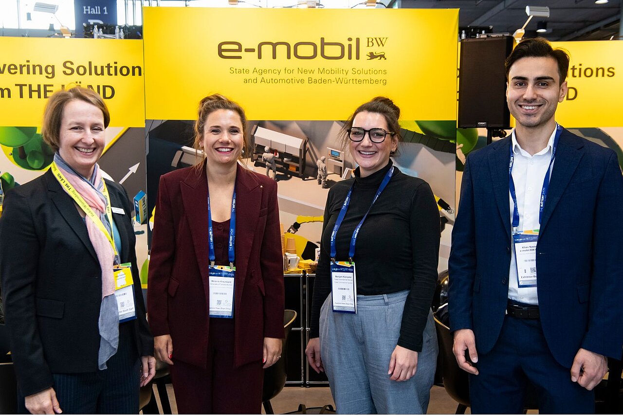 Vier Personen stehen auf dem Messestand.