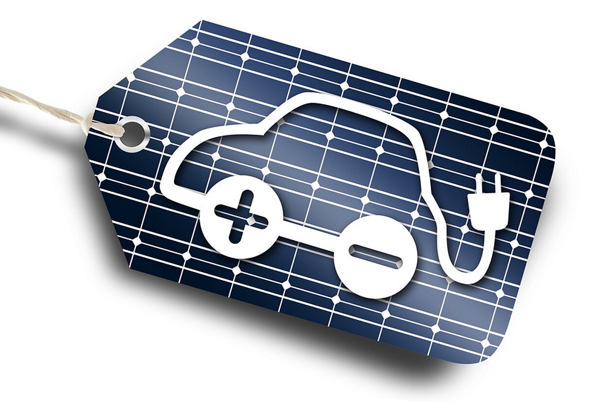 Grafisches elektrisches Auto mit Plus und Minus Zeichen als Reifen und einem Steckersymbol