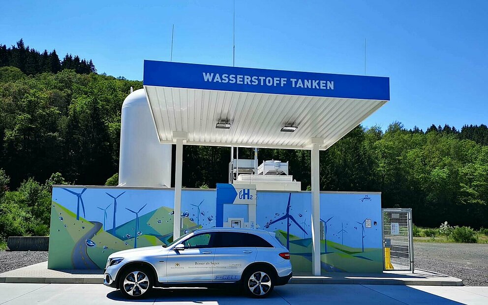 Ein Mercedes-Benz GLC F-Cell tankt an einer Wasserstoff-Tankstelle.